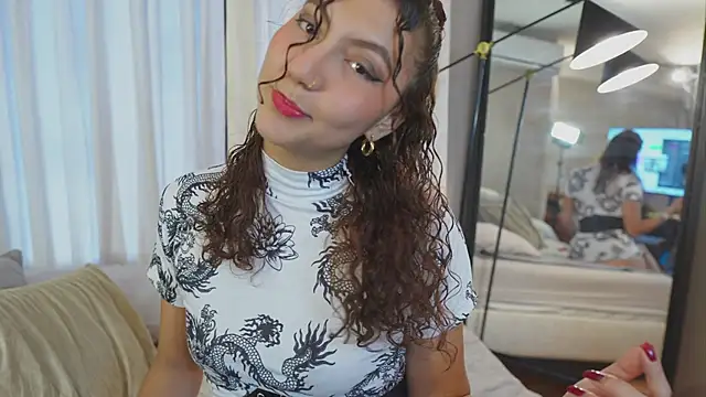 Mia and Belmonth online show from May 4, 7:06 pm
