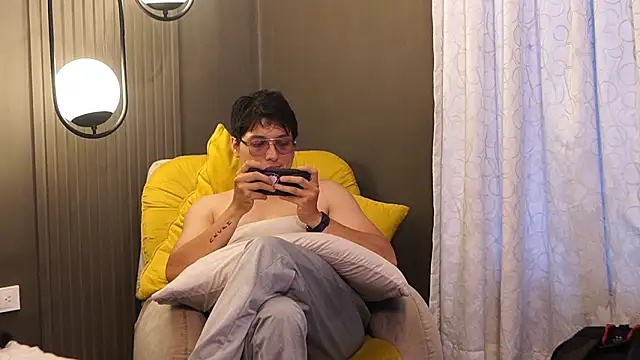 Mia and Belmonth online show from March 26, 7:04 pm