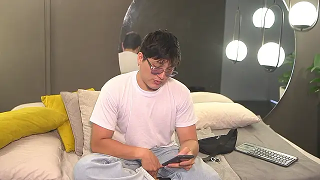 Mia and Belmonth online show from March 18, 6:46 pm