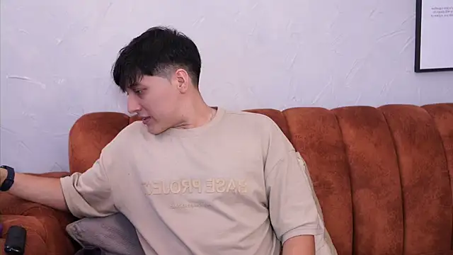 Mia and Belmonth online show from May 1, 6:44 pm