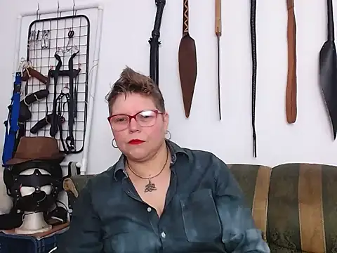 Leah R online show from April 1, 2:03 pm