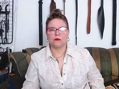 Leah R online show from April 3, 2:37 pm