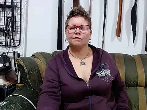 Leah R online show from April 9, 2:33 pm