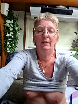 lescoquinsdu40 online show from May 15, 4:21 pm