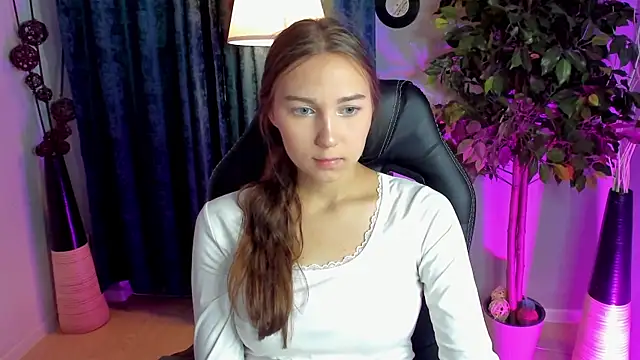 OliviaLang online show from May 25, 11:20 am