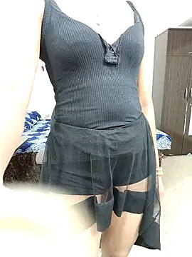 Glow Queen online show from May 6, 7:29 pm