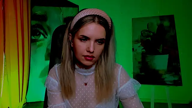 AliceSmite online show from April 9, 1:27 pm