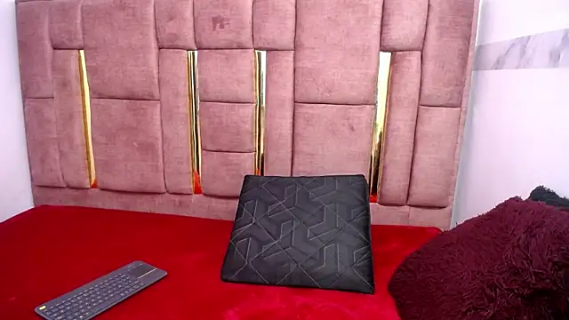 CHLOESHOW online show from April 7, 12:51 pm