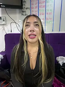 ManuelaVeeleez online show from May 22, 4:43 am