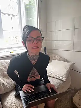SkinnyLilly online show from May 21, 3:32 pm