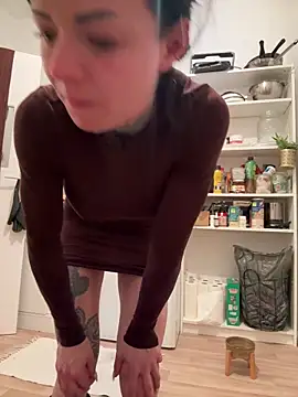 SkinnyLilly online show from April 30, 8:03 pm