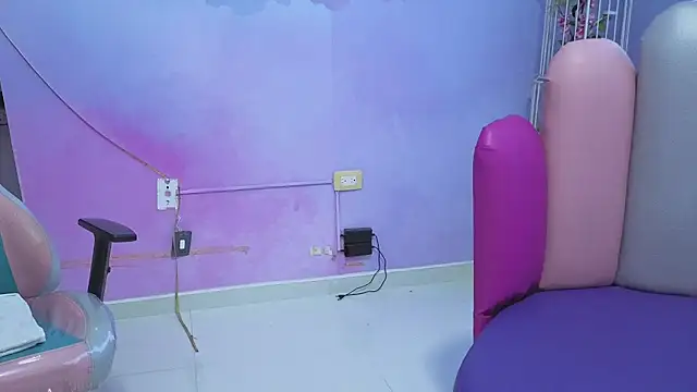 LESLY PALMEER online show from April 1, 7:55 pm