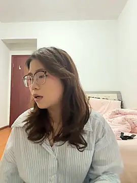 Smallwood 29 online show from March 25, 1:36 pm