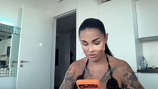 AMBER HARD online show from April 1, 4:48 pm