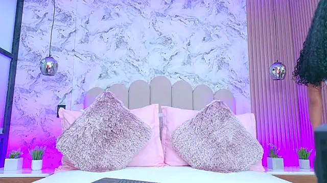 KiaraCurly online show from April 6, 12:50 pm