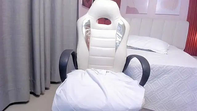 maddieperez  online show from March 28, 9:20 am