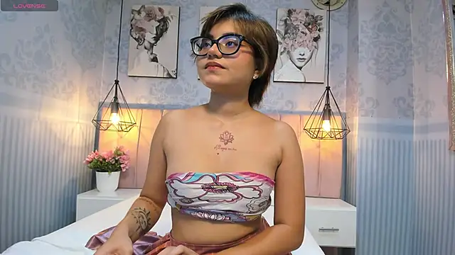 maddieperez  online show from March 18, 3:00 am