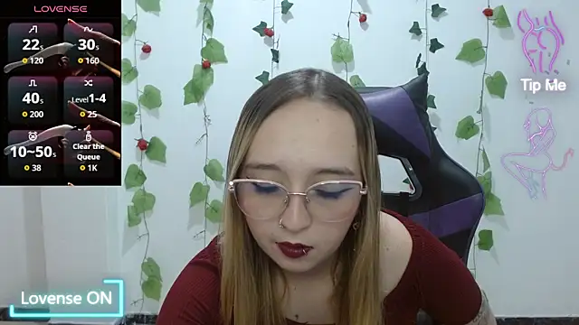 LiaRobertss  online show from April 8, 3:30 am