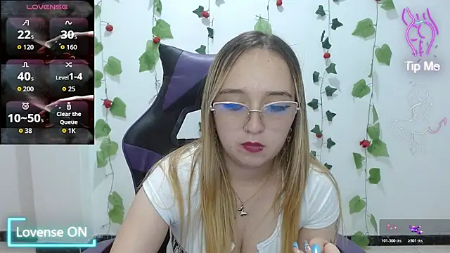 LiaRobertss  online show from April 9, 6:30 am