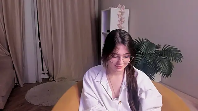 LareeGuzzo online show from April 8, 1:08 am