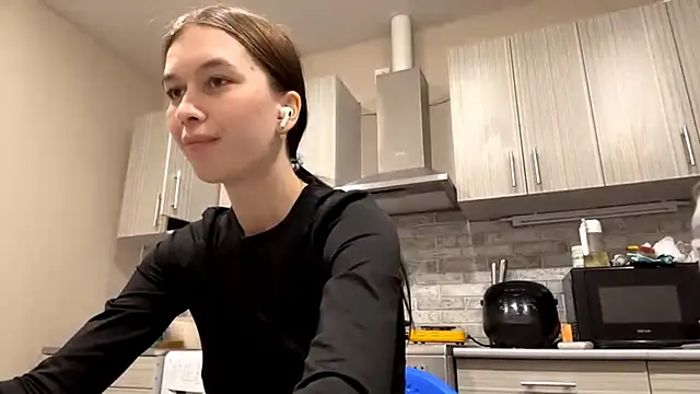 LaraDraggoo online show from March 26, 6:31 pm