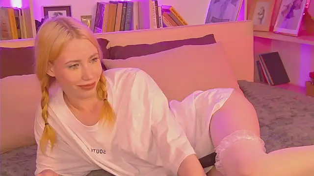 Lola Gilbert online show from May 15, 3:04 pm