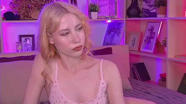 Lola Gilbert online show from May 13, 3:18 pm