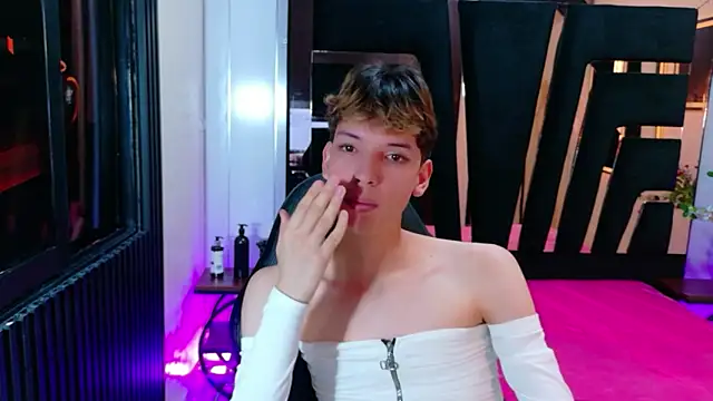 Stefany PiInk online show from April 3, 1:42 pm