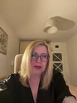 JanieLight53 online show from April 6, 8:10 pm