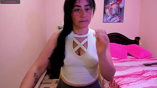 sara florez12 online show from May 1, 10:51 am