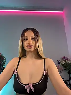 ScarletFlameee online show from May 3, 6:17 am
