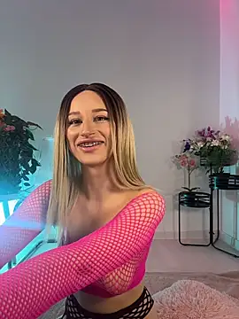 ScarletFlameee online show from May 8, 6:16 am