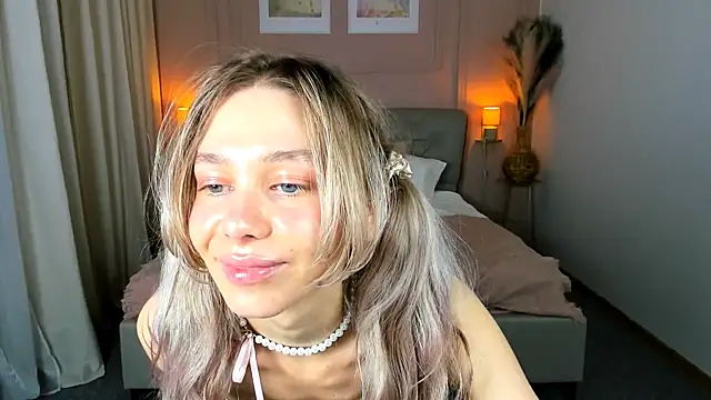 LuluAlis online show from May 1, 9:07 pm