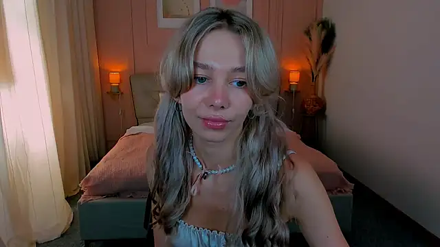 LuluAlis online show from May 24, 3:00 pm