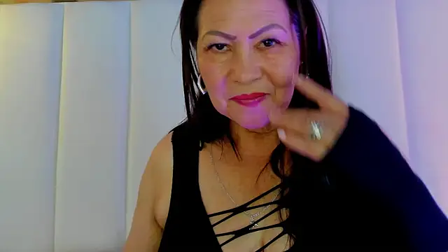 helenjoness   online show from April 1, 11:44 am