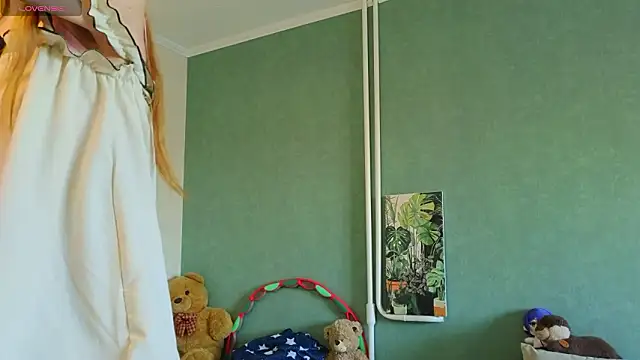 SunnyLeia online show from March 28, 1:21 pm