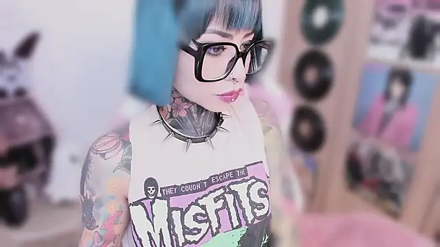 shes creepy online show from March 25, 11:24 am