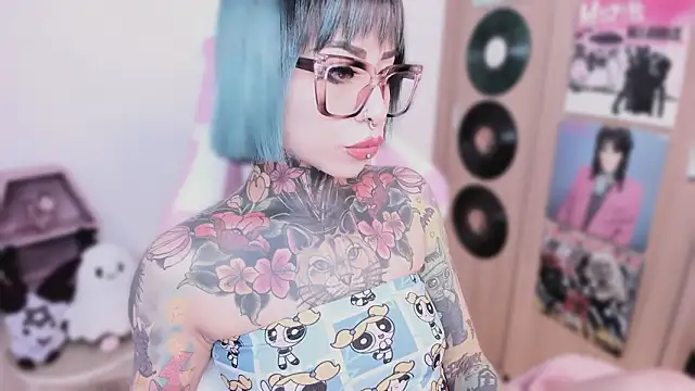 shes creepy online show from March 31, 10:26 am