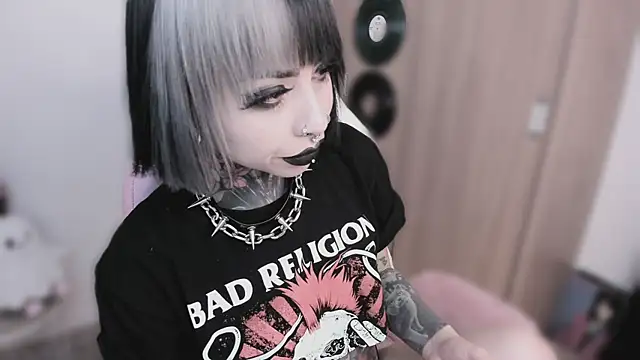 shes creepy online show from May 22, 5:05 am