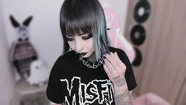 shes creepy online show from May 15, 6:38 am