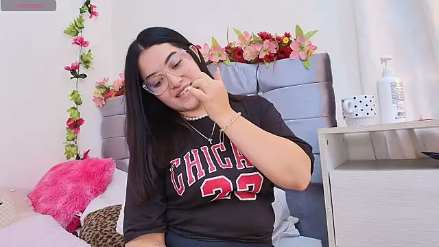 Isabella Roses  online show from May 18, 8:37 pm