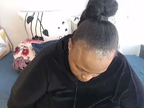 Bustydiva83 online show from May 11, 10:39 am