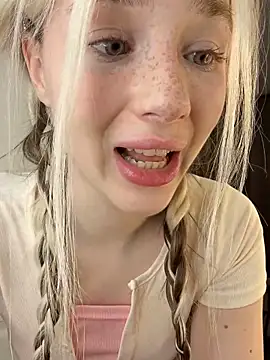 KittiLin online show from March 28, 9:35 pm