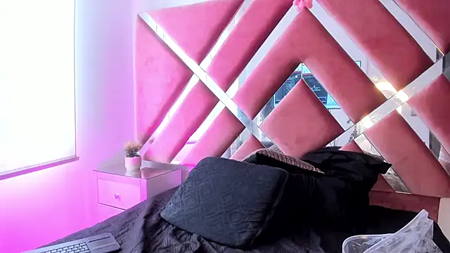 Zoe Evaanss  online show from April 7, 8:00 pm