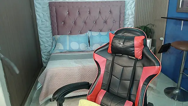 justkarlitaa online show from March 22, 3:45 am