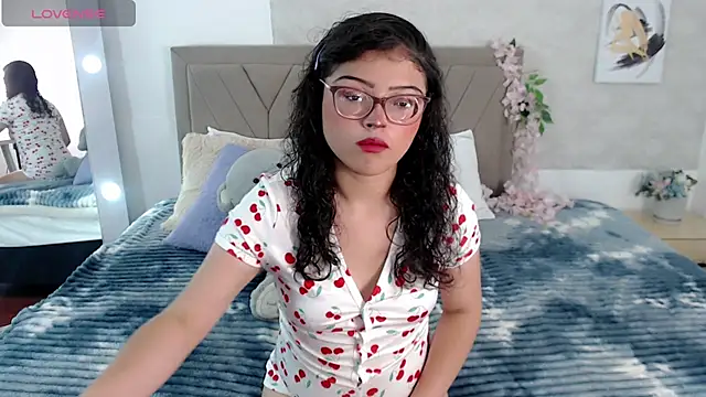 sweetie lisa online show from April 7, 8:00 pm