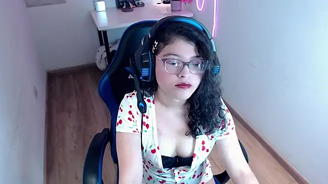 sweetie lisa online show from April 8, 8:11 pm