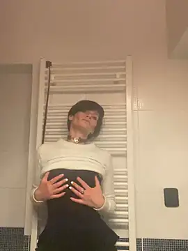 DtPORNBITCH online show from April 6, 11:28 pm