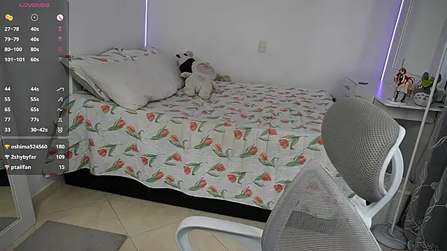 cute eyesss online show from March 19, 9:30 pm