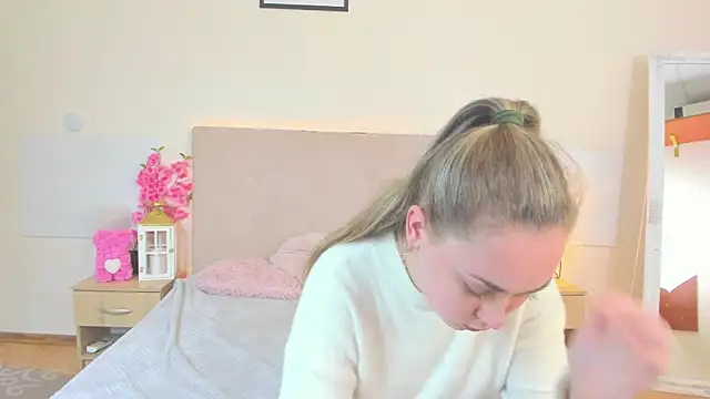 MelanieCuty online show from April 1, 10:05 am